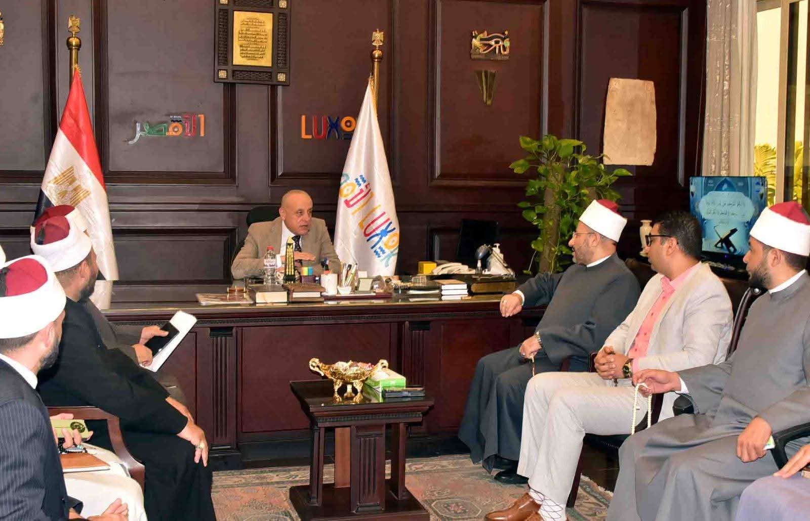 محافظ الأقصر يستقبل قافلة الأزهر الدعوية لنشر الفكر الوسطي ومواجهة التطرف
