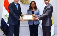 لأول مرة.. وزيرة التنمية تتسلم من رئيس الجهاز المركزي شهادة اعتماد مركز سقارة للتدريب