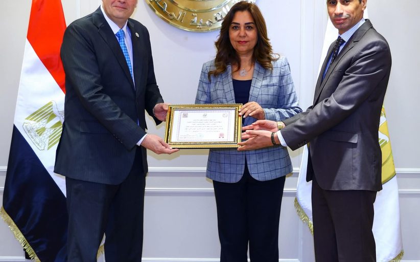 لأول مرة.. وزيرة التنمية تتسلم من رئيس الجهاز المركزي شهادة اعتماد مركز سقارة للتدريب