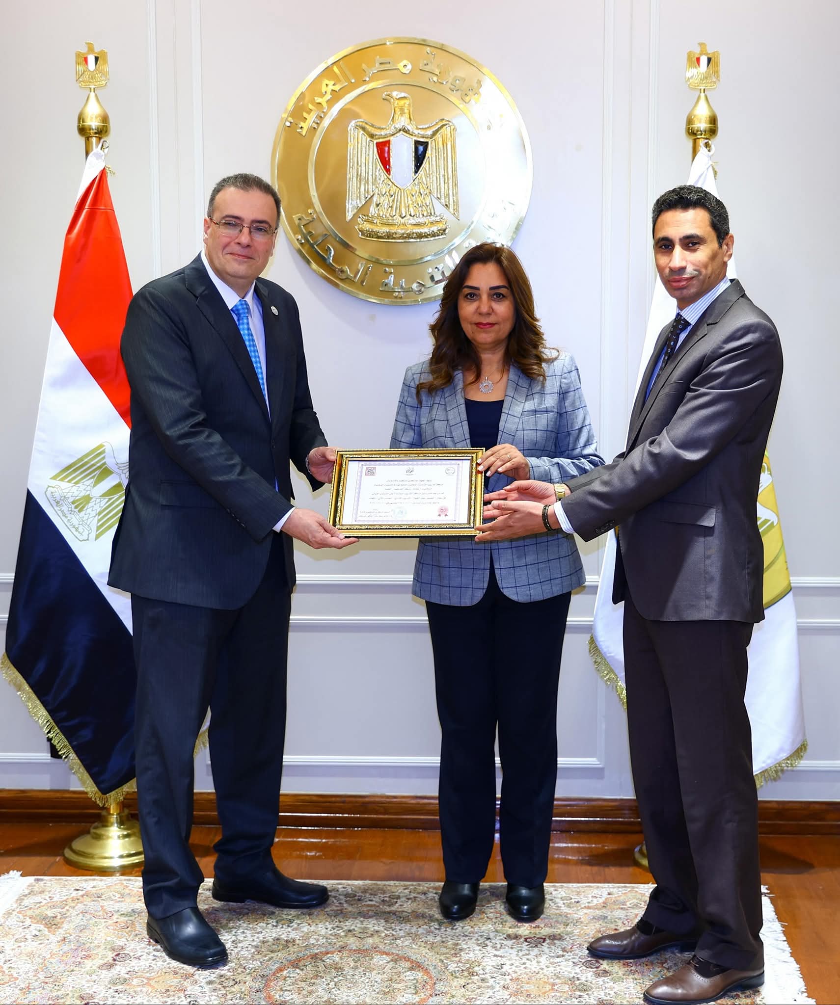 لأول مرة.. وزيرة التنمية تتسلم من رئيس الجهاز المركزي شهادة اعتماد مركز سقارة للتدريب