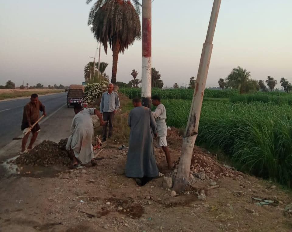 تدخل عاجل لإصلاح عمود كهرباء مائل على الطريق السريع بإسنا حفاظًا على الأرواح