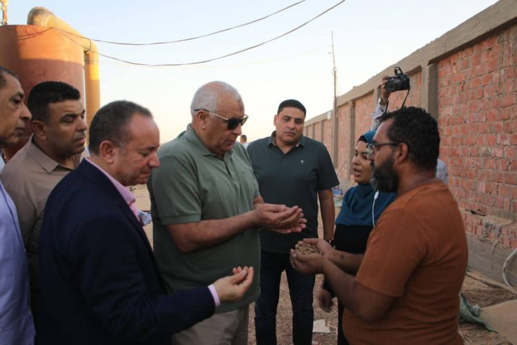 محافظ الوادي الجديد يتفقد مشروعات تدوير ومبادرات خفض أسعار السلع
