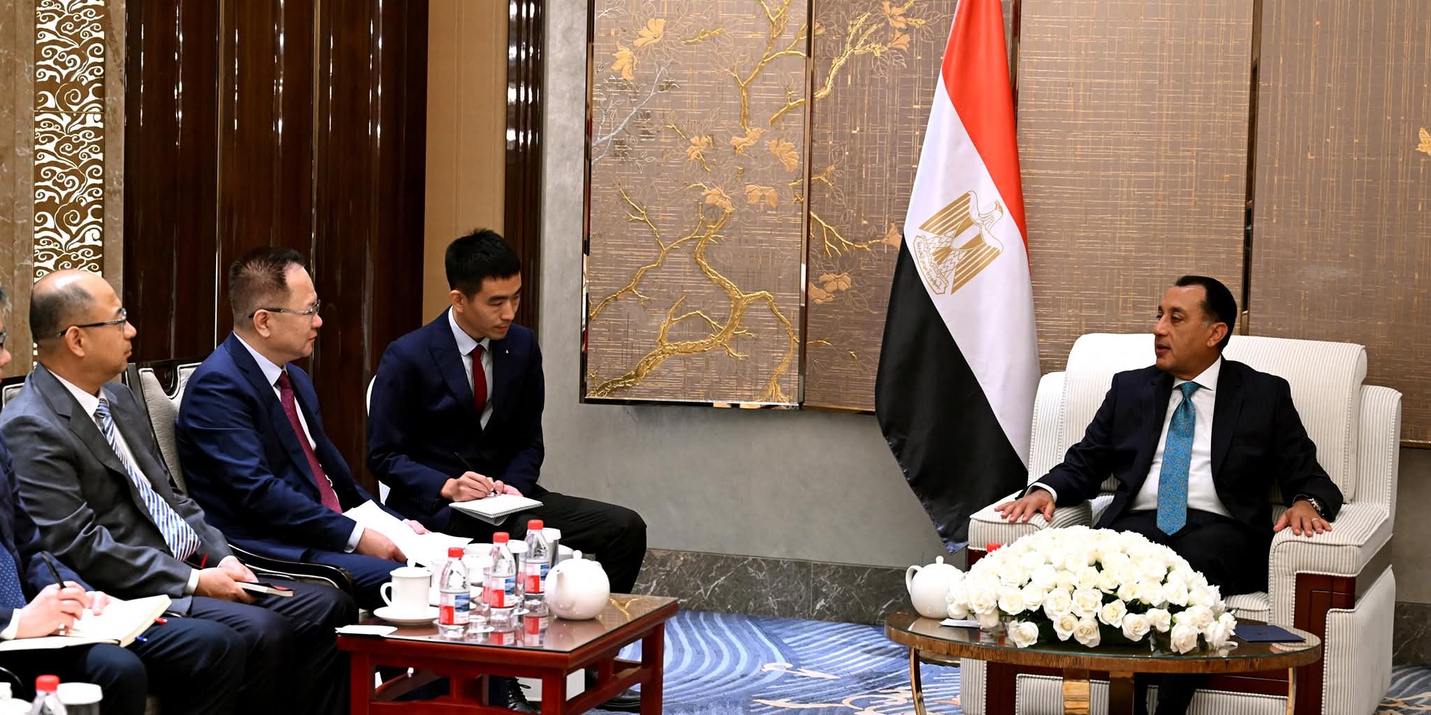 رئيس الوزراء يبحث مع رئيس مجلس إدارة شركة 