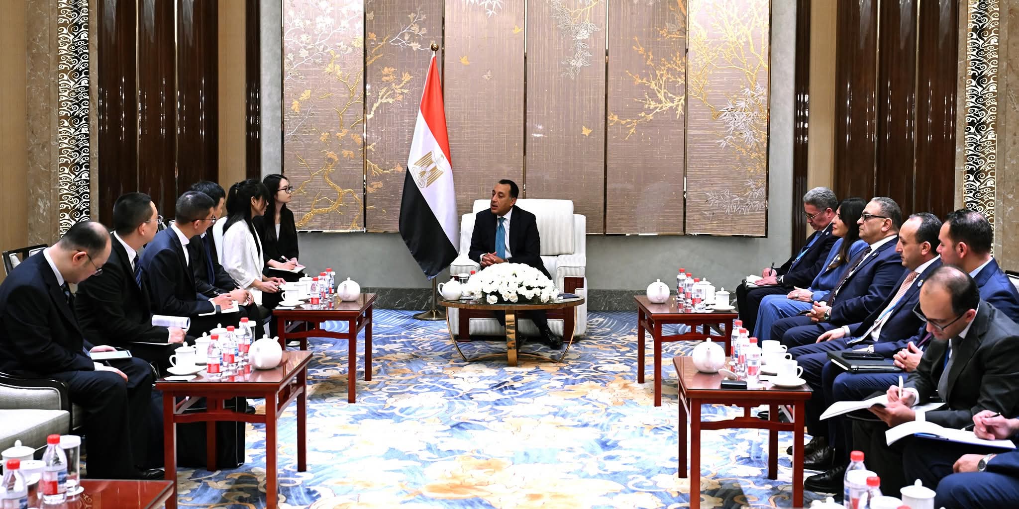 مدبولي يلتقي رئيس شركة جيانغسو فينغهاي لتطوير تحلية مياه البحر والطاقة الجديدة