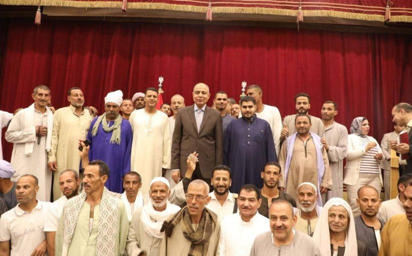 محافظ المنيا يعرض جهود المحافظة في تقنين أراضي الدولة خلال اجتماع بالقاهرة