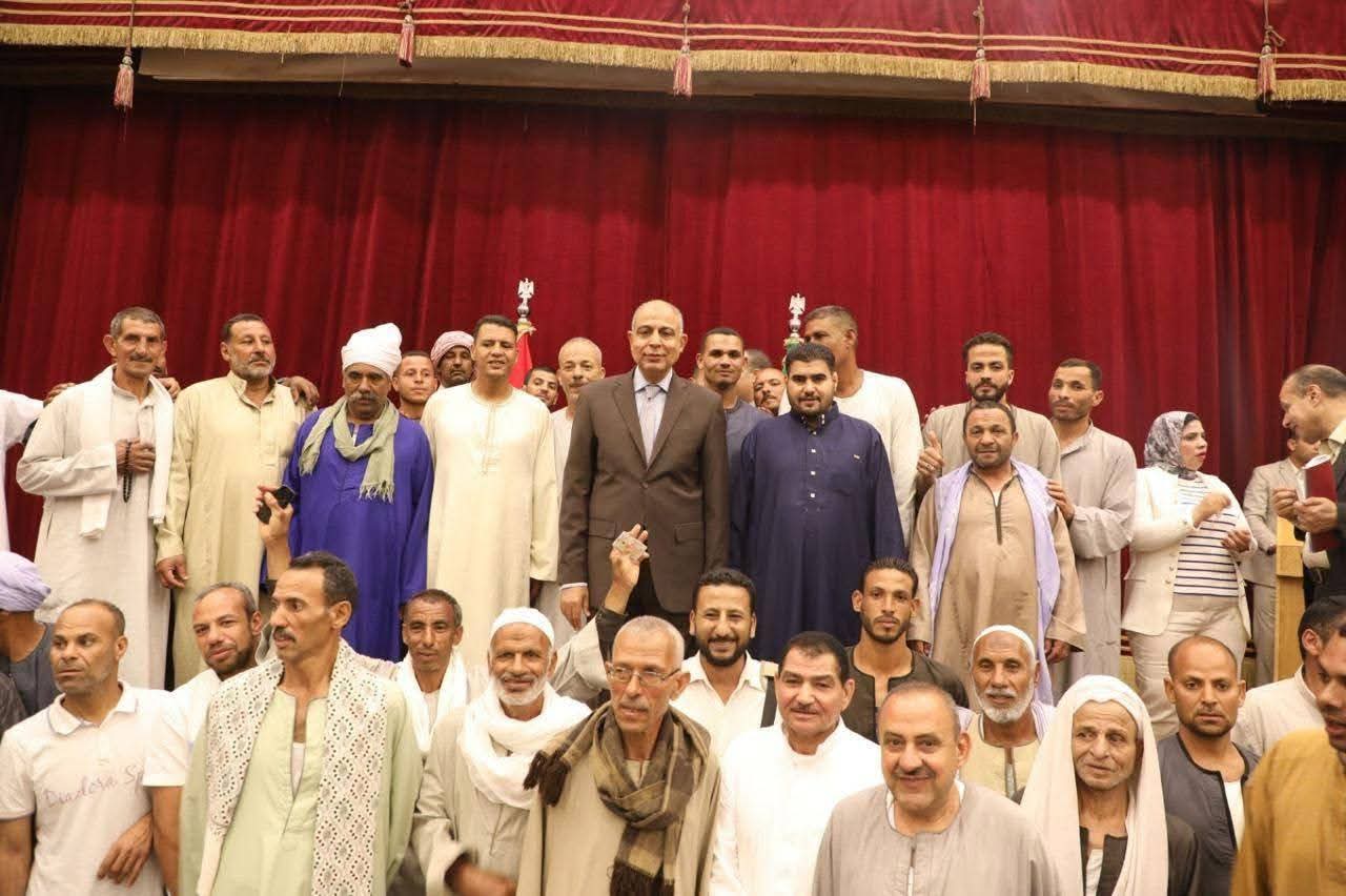 محافظ المنيا يعرض جهود المحافظة في تقنين أراضي الدولة خلال اجتماع بالقاهرة