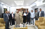محافظ قنا يسلم عقود العمل ويدعم مسيرة خريجي التعليم المزدوج