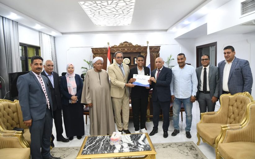 محافظ قنا يسلم عقود العمل ويدعم مسيرة خريجي التعليم المزدوج