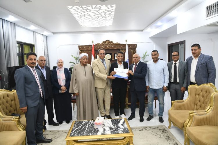محافظ قنا يسلم عقود العمل ويدعم مسيرة خريجي التعليم المزدوج