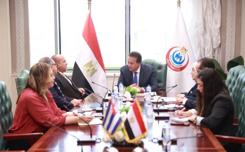 وزير الصحة يبحث السفير الكوبي تعزيز التعاون في القطاع الصحي