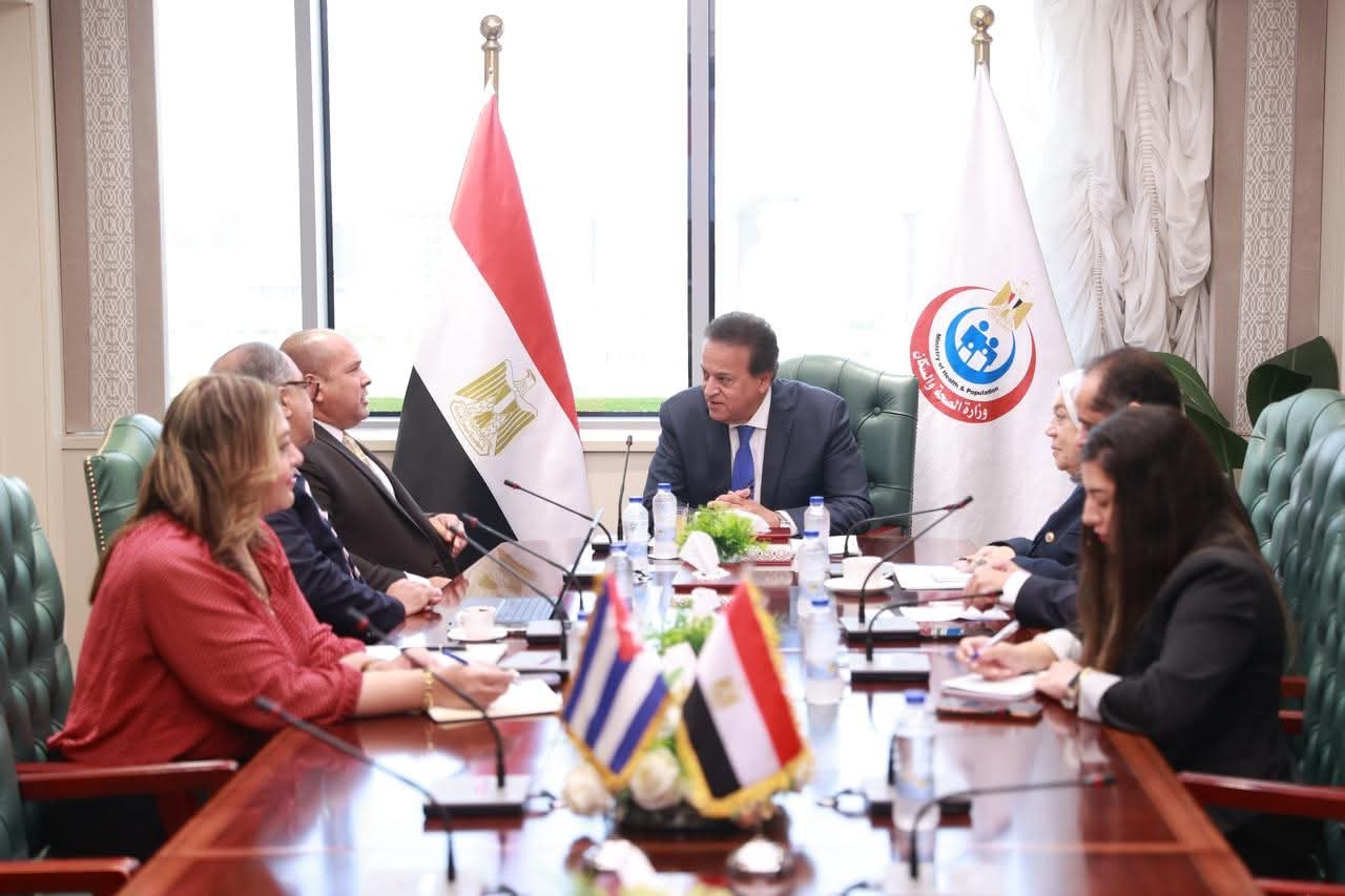 وزير الصحة يبحث السفير الكوبي تعزيز التعاون في القطاع الصحي