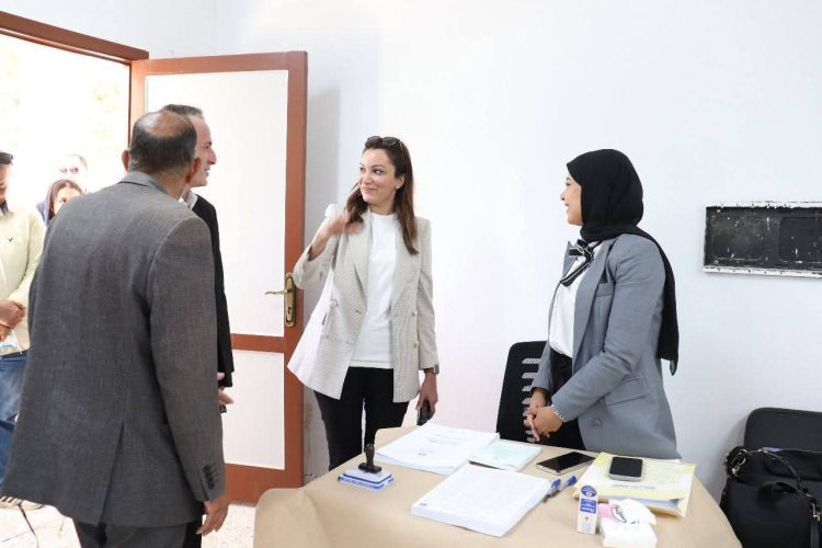 محافظ الجيزة يكلف القيادات بالتواجد الميداني ونائبته تتابع انتظام العملية الانتخابية بالأحياء