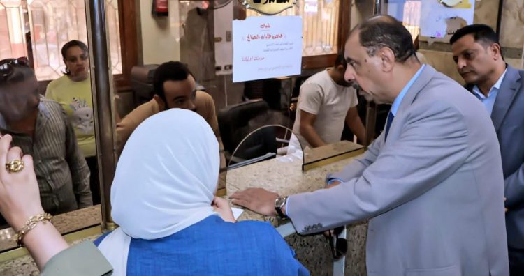 محافظ سوهاج يفاجئ المراكز التكنولوجية ويحاسب المقصرين