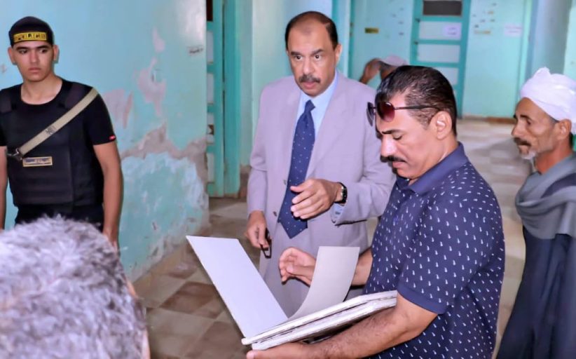 محافظ سوهاج يجري جولة مفاجئة بقرية الحواويش ويوقف موظفًا عن العمل