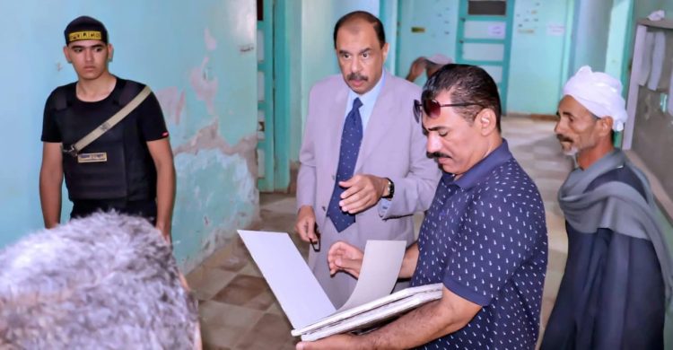 محافظ سوهاج يجري جولة مفاجئة بقرية الحواويش ويوقف موظفًا عن العمل