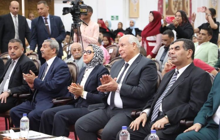 الوادي الجديد تكرم أوائل الشهادات وتمنحهم رحلات عمرة وهدايا