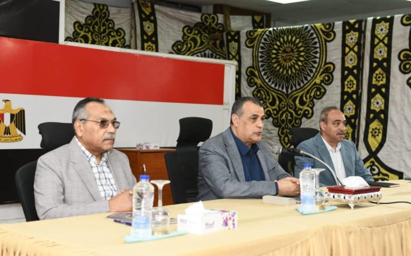 وزير الإنتاج الحربي يجتمع مع العاملين بشركة حلوان للمسبوكات مصنع 9 الحربي