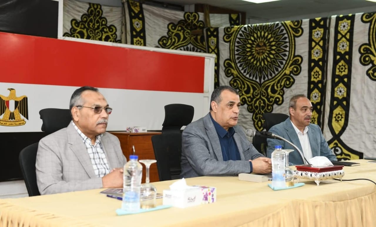 وزير الإنتاج الحربي يجتمع مع العاملين بشركة حلوان للمسبوكات مصنع 9 الحربي