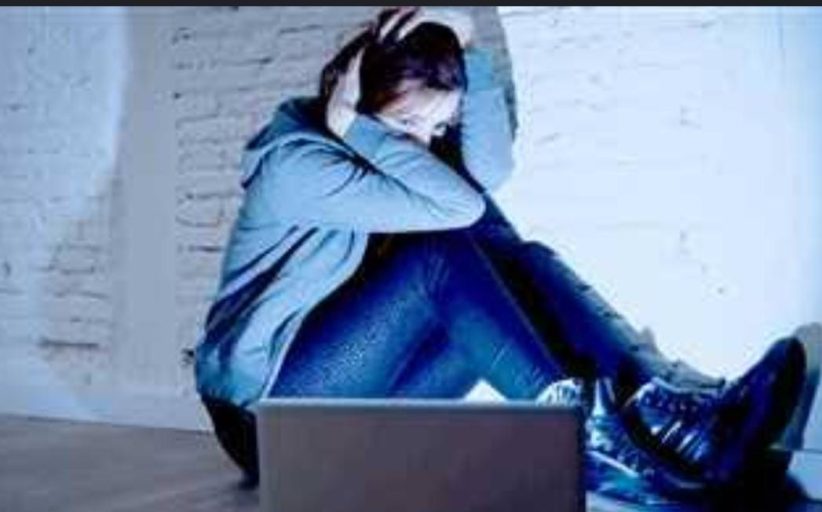 مستشار قانوني يوضح أهم الإجراءات لحمايتك من التهديد على السوشيال ميديا