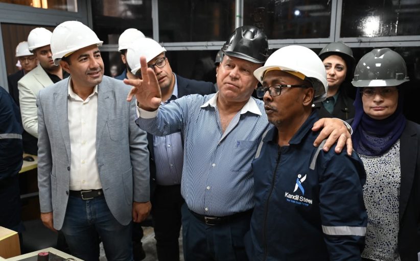 وزير الصناعة والنقل يتفقد مصانع متخصصة في درفلة وجلفنة وطلاء ألواح الصلب المسطح بالعاشر