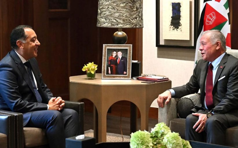 عاهل الأردن يستقبل رئيس الوزراء بالديوان الملكي بالحسينية