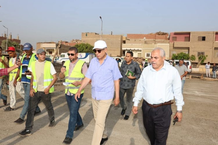 محافظ المنيا يتفقد أعمال كوبري 