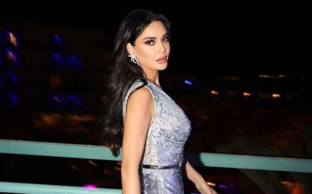 بإطلالة معدنية ساحرة.. سيرين عبد النور تخطف الأنظار بتصميم طوني ورد