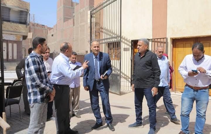 سكرتير عام قنا يتابع تنفيذ السوق الحضاري ومشروعات البنية التحتية بنجع حمادي