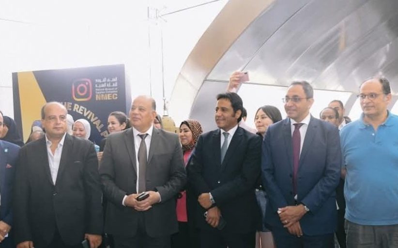 محافظ قنا يتفقد جناح المحافظة بمعرض الحرف التراثية بالقاهرة