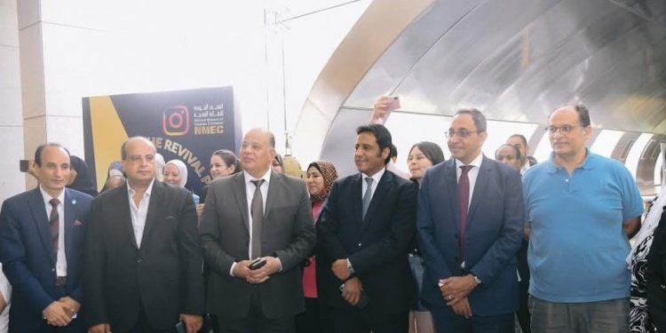 محافظ قنا يتفقد جناح المحافظة بمعرض الحرف التراثية بالقاهرة