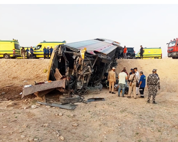 مصرع شخصين وإصابة 30 آخرين إثر وقوع حادث تصادم أتوبيس بجرار زراعي في أسيوط 