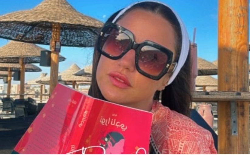 درة تشارك محبيها صورًا من عطلتها الصيفية بإطلالة مميزة وناعمة 
