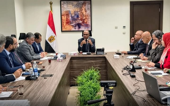 نائب وزير الإسكان يناقش الاستفادة القصوي من إنتاج مجمع محطات تحلية مياه البحر