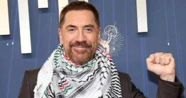 خافيير بارديم يتصدر مشهد الإيمي بالكوفية الفلسطينية.. وموجة تضام فنانين عالميون