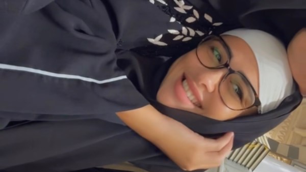 الفنانة ياسمين عبد العزيز تشارك متابعيها فيديو لها من العمرة داخل الحرم