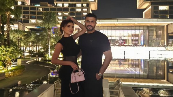 محمد سامي مع زوجته مي عمر في صورة رومانسية جديدة.. إليك آخر التفاصيل