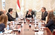 وزير التربية والتعليم يستعرض مع شركة 