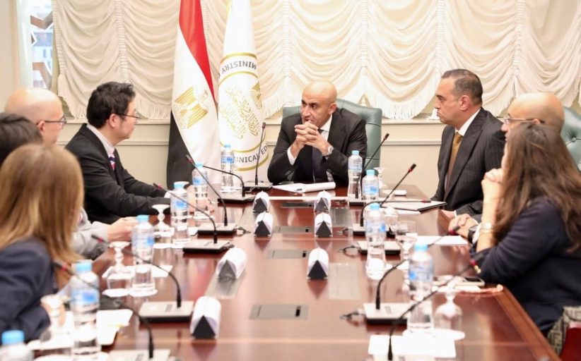 وزير التربية والتعليم يستعرض مع شركة 