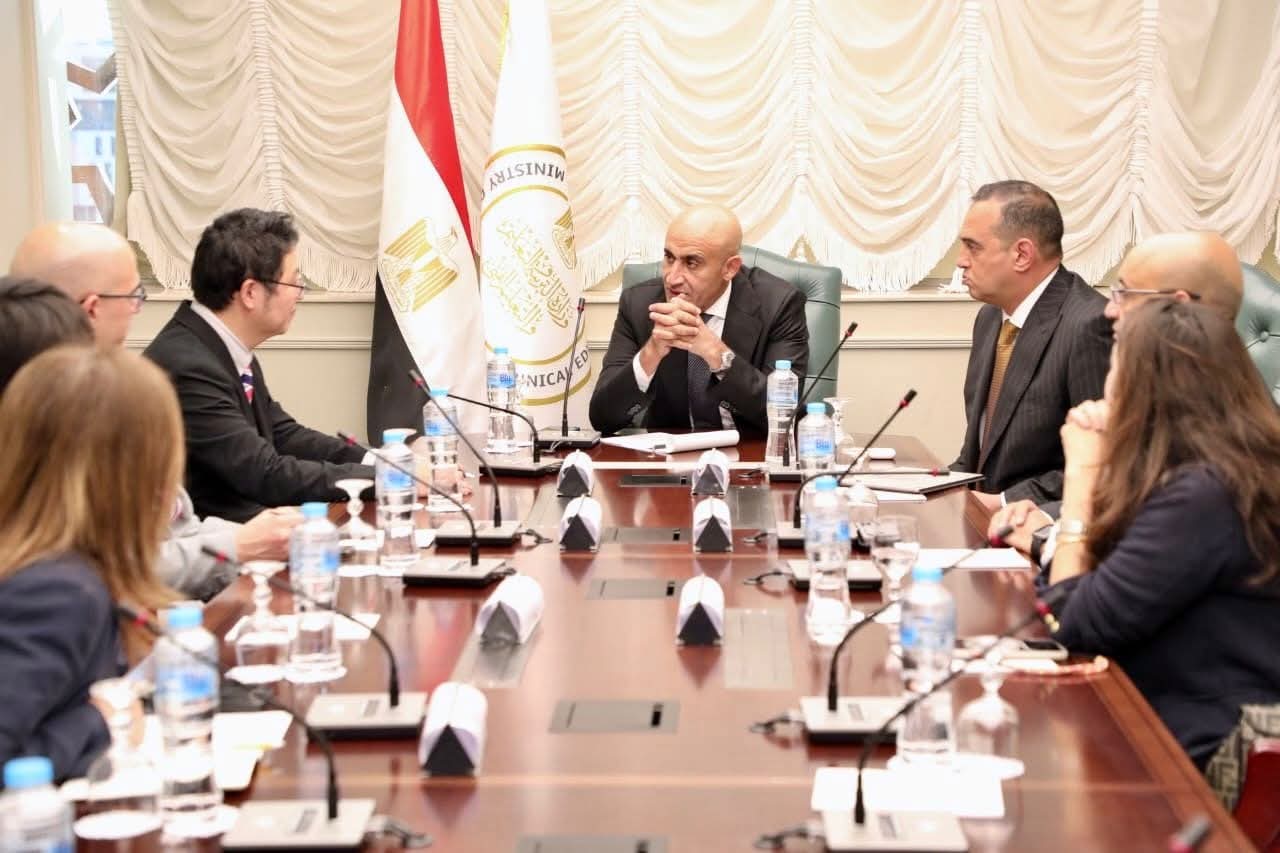 وزير التربية والتعليم يستعرض مع شركة 
