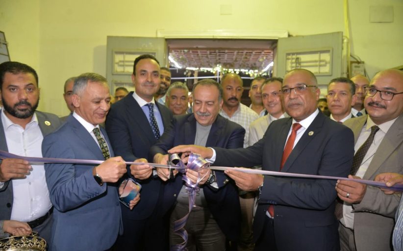 محافظ أسيوط يفتتح معرضًا للمستلزمات المدرسية المخفضة بنادي 