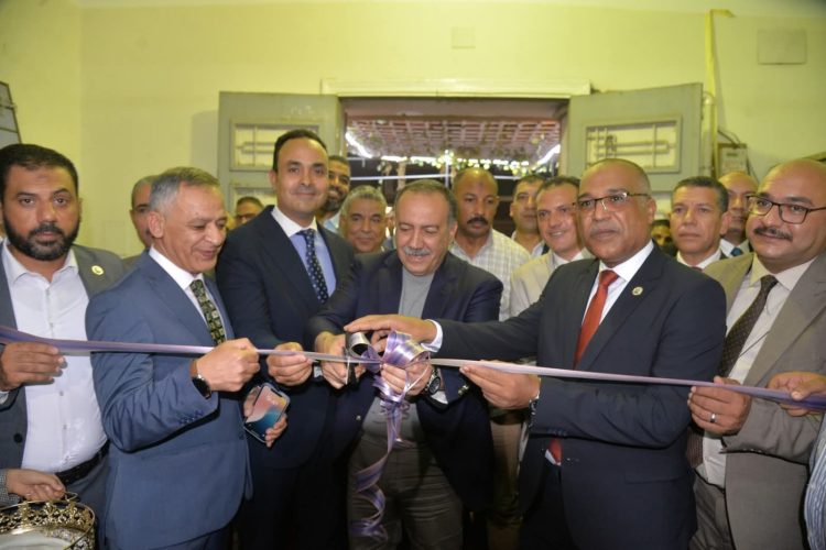 محافظ أسيوط يفتتح معرضًا للمستلزمات المدرسية المخفضة بنادي 