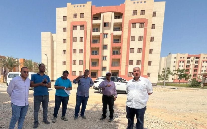 وزير الإسكان يتابع موقف وحدات 