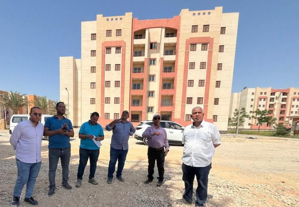 وزير الإسكان يتابع موقف وحدات 
