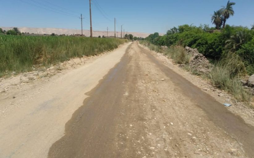 جهود مكثفة لتسوية وتمهيد الطرق ورفع المخلفات في مراكز ومدن الأقصر 