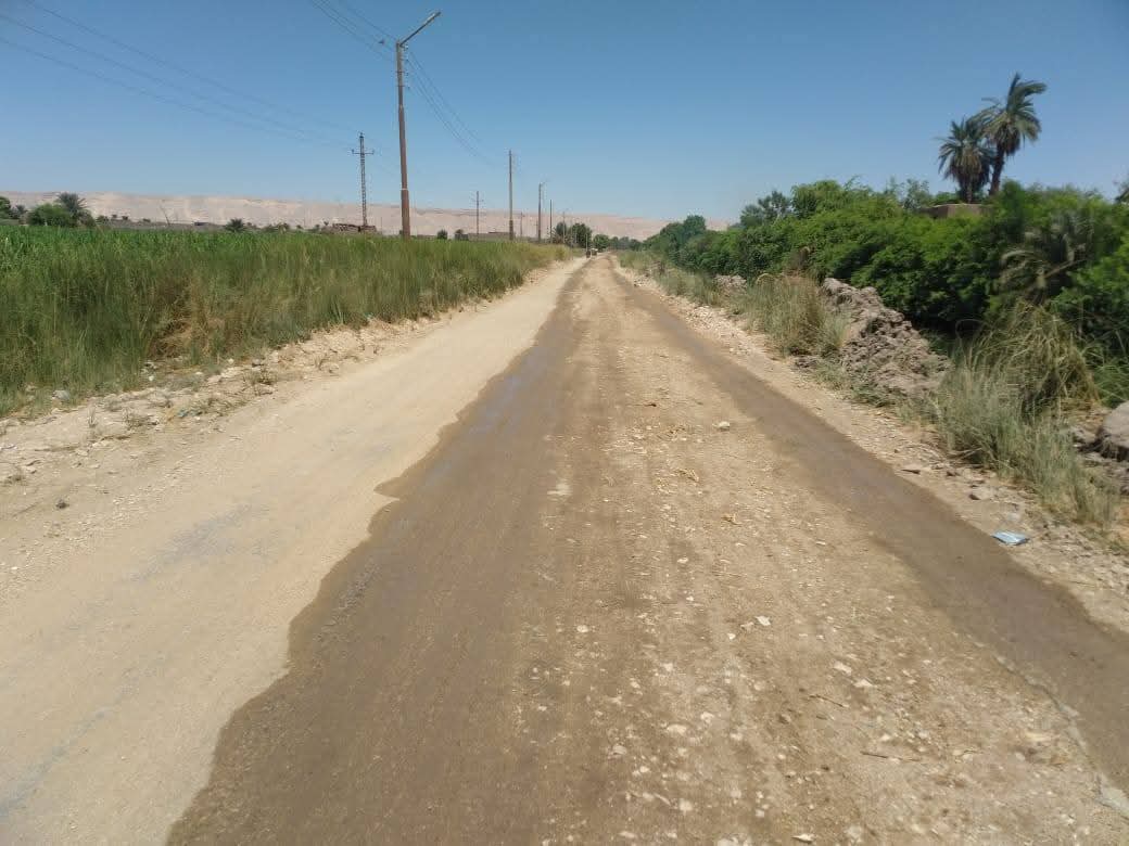 جهود مكثفة لتسوية وتمهيد الطرق ورفع المخلفات في مراكز ومدن الأقصر 