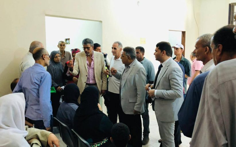 محافظ الدقهلية يفاجئ عيادة دكرنس للتأمين الصحي ويتابع الخدمات 