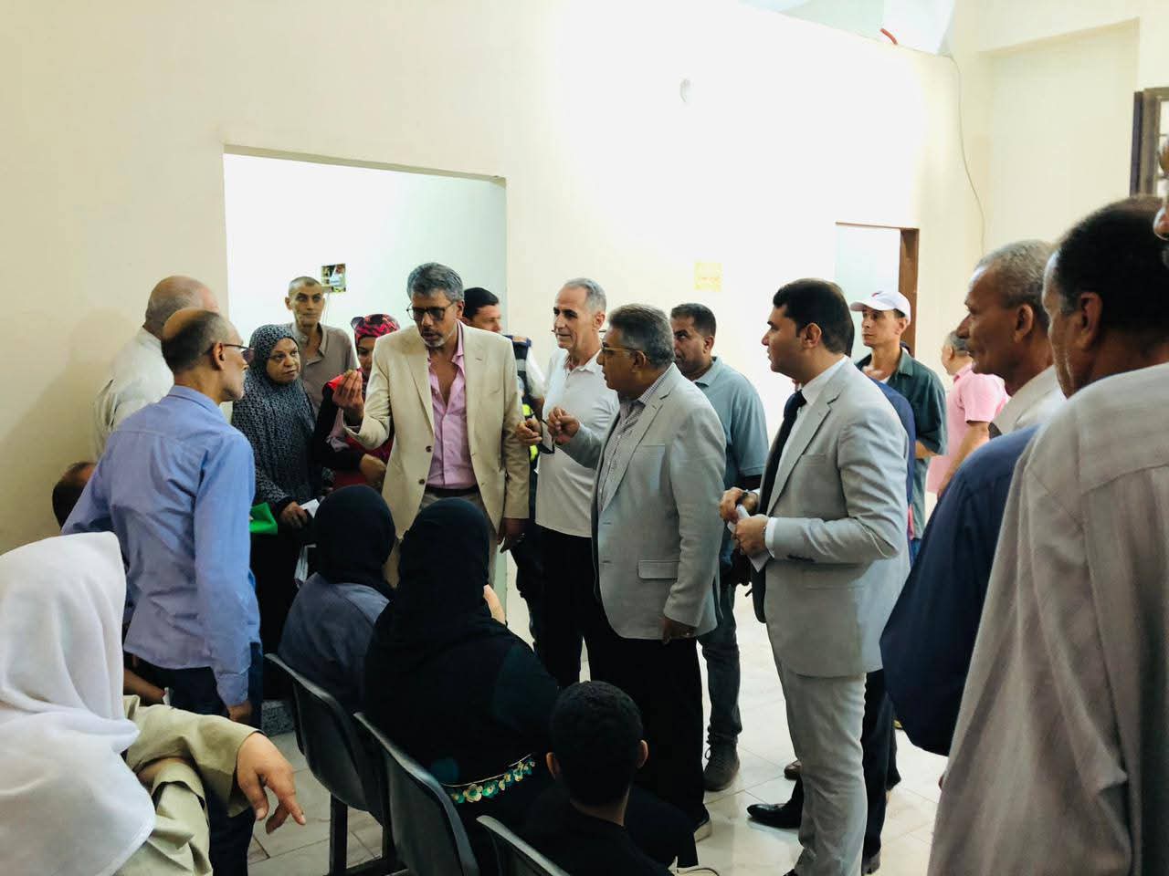 محافظ الدقهلية يفاجئ عيادة دكرنس للتأمين الصحي ويتابع الخدمات 