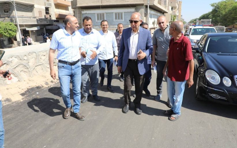 استمرار أعمال رصف وتوسعة شوارع أبوقرقاص لرفع كفاءة الطرق