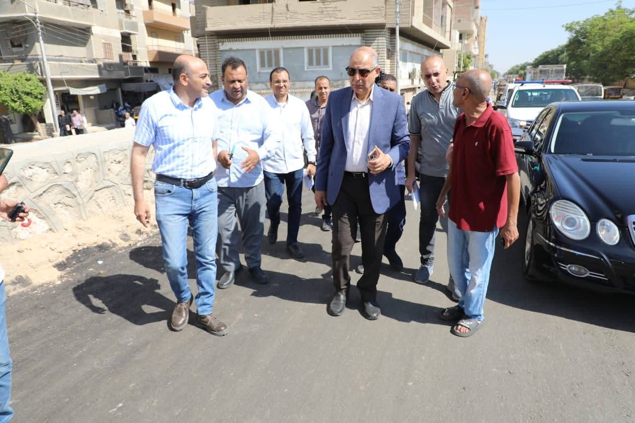 استمرار أعمال رصف وتوسعة شوارع أبوقرقاص لرفع كفاءة الطرق