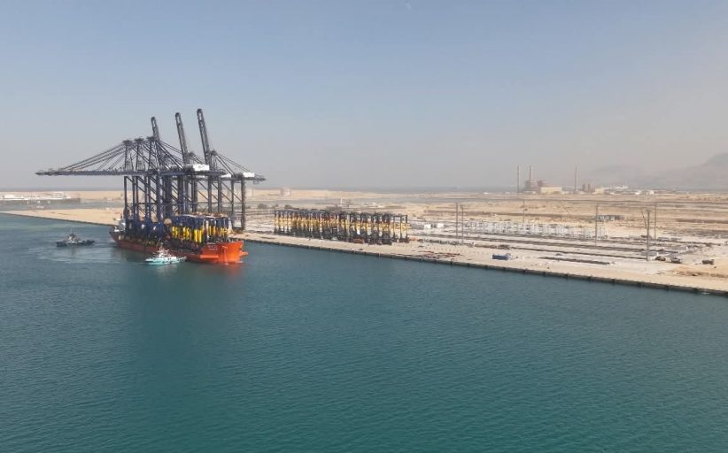 وزير الصناعة يعلن استقبال رصيف محطة هاتشيسون رقم 1 بميناء السخنة السفينة
